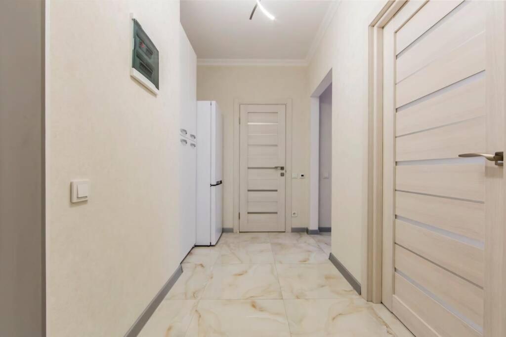 Новые Светлые Апартаменты Метро Славутич Kiew Exterior foto