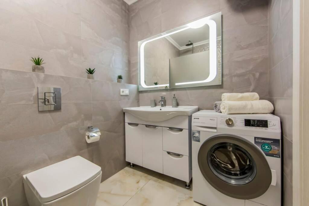 Новые Светлые Апартаменты Метро Славутич Kiew Exterior foto