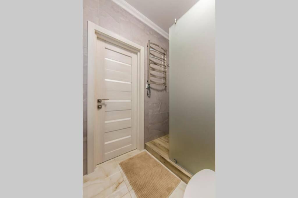 Новые Светлые Апартаменты Метро Славутич Kiew Exterior foto