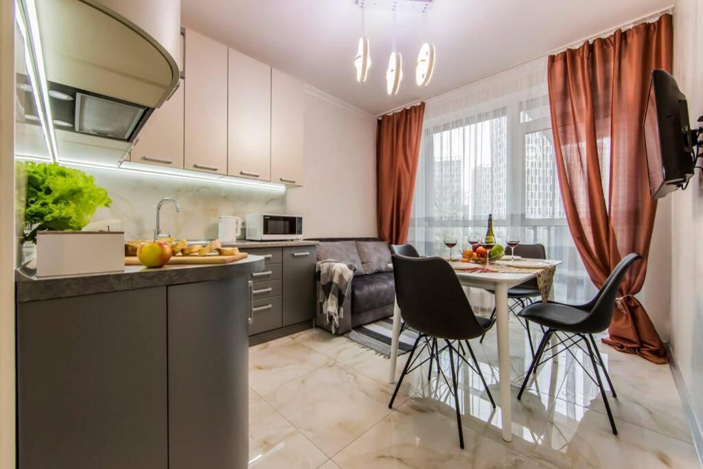 Новые Светлые Апартаменты Метро Славутич Kiew Exterior foto
