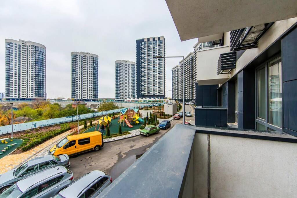 Новые Светлые Апартаменты Метро Славутич Kiew Exterior foto