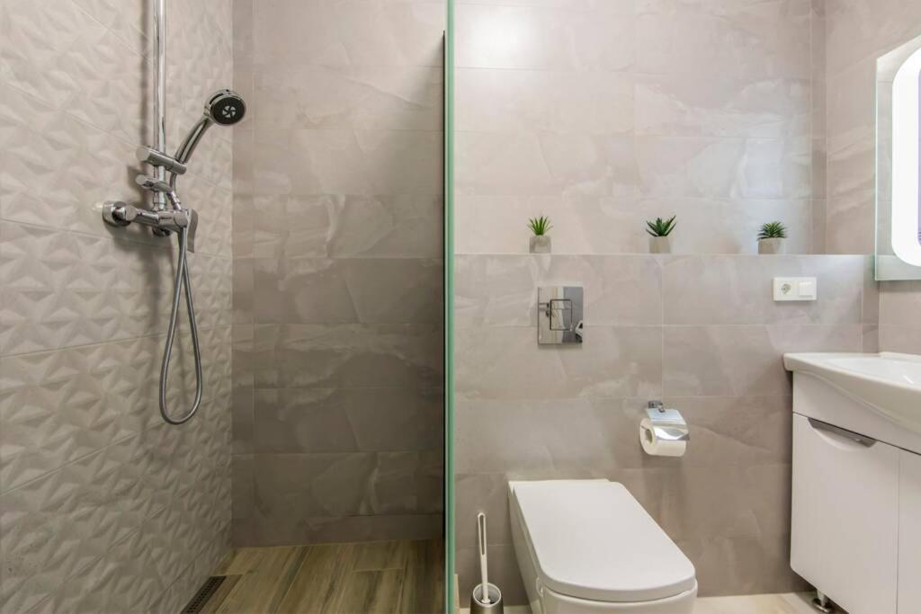 Новые Светлые Апартаменты Метро Славутич Kiew Exterior foto