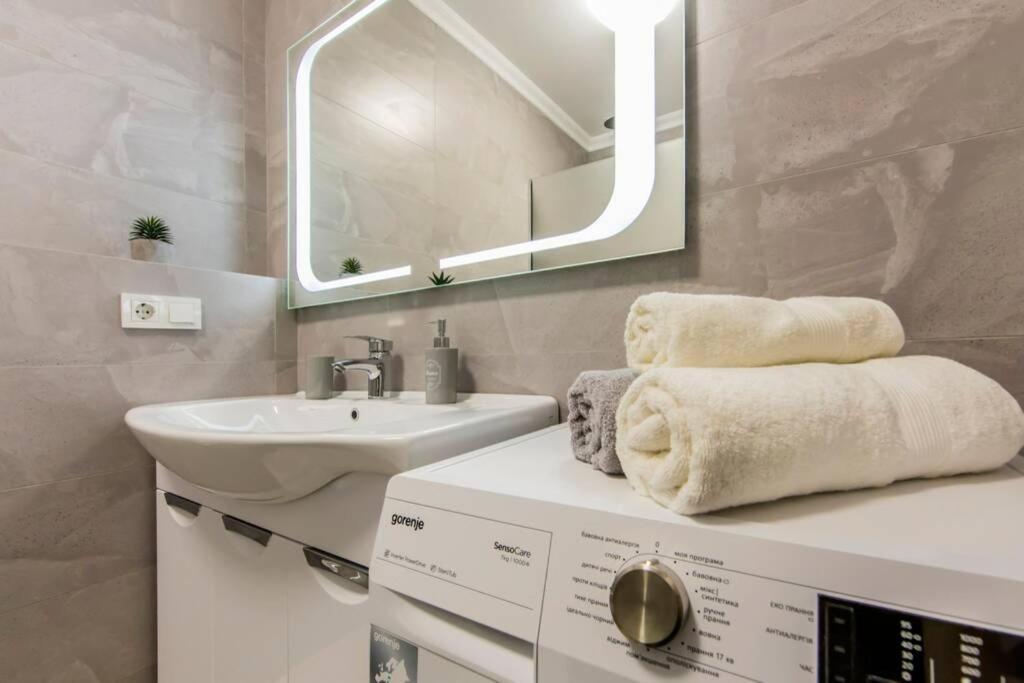 Новые Светлые Апартаменты Метро Славутич Kiew Exterior foto